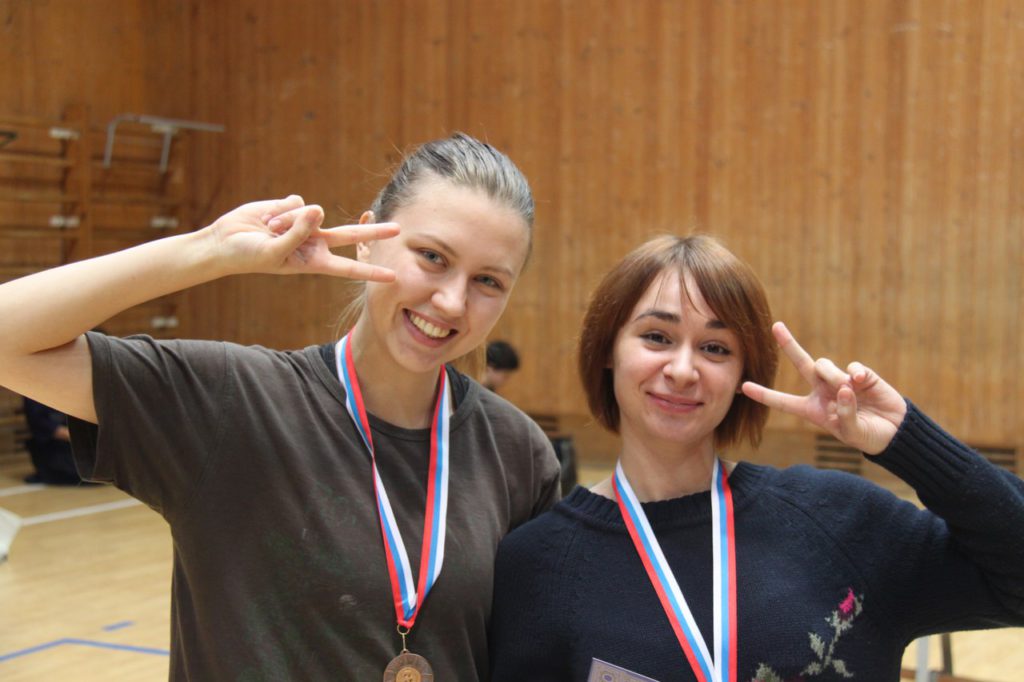 devushki-kennachinayushhie